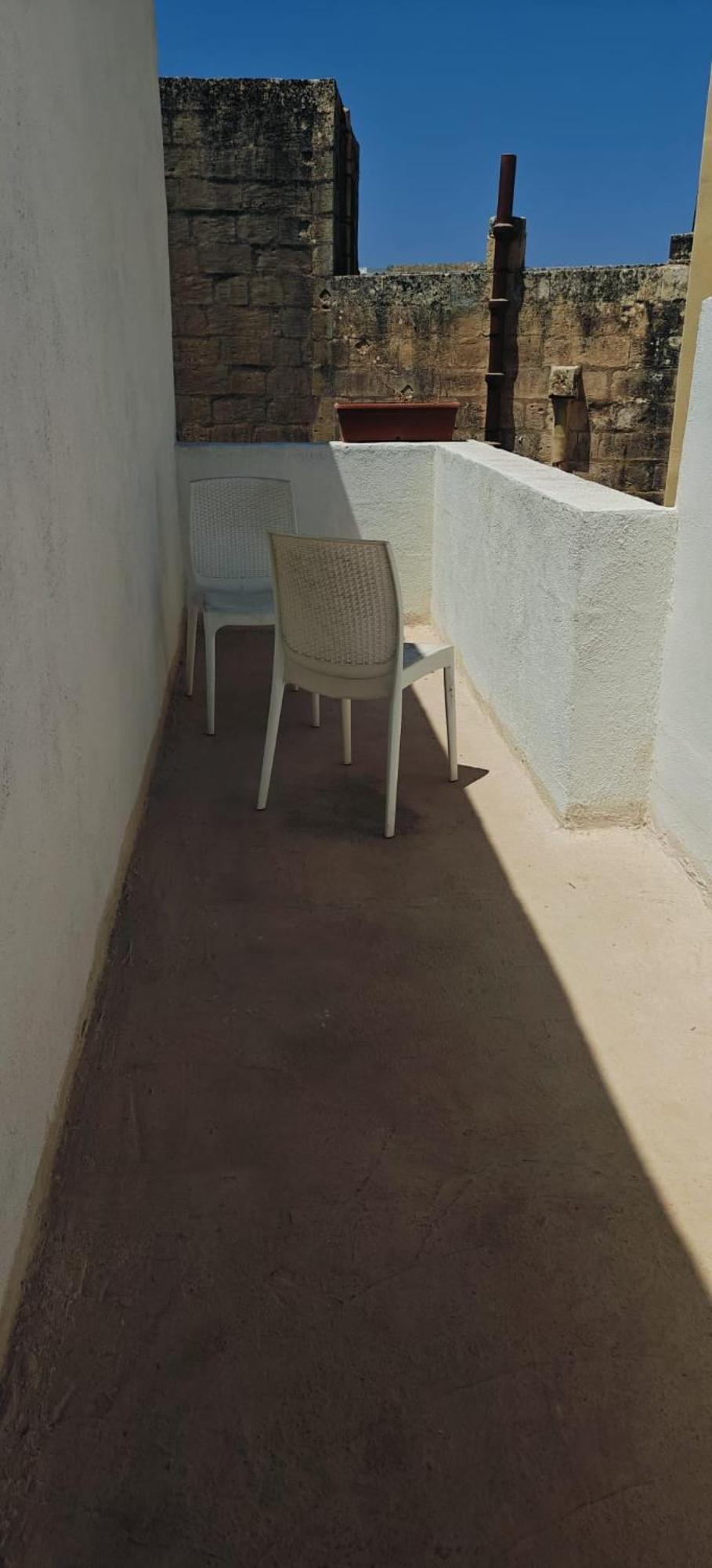 Homestay Private With Shower En-suite And Terrace *